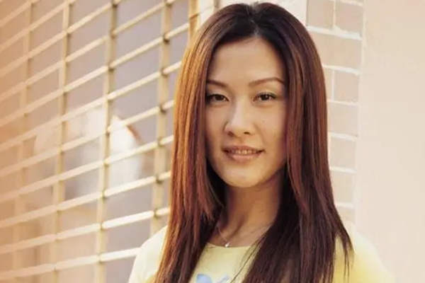 伏明霞每月退休金多少
